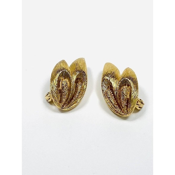 MONET Clips Clip Ons Earrings Gold Tone Textured Double Leaf Vintage Signed - Picture 16 of 16